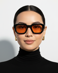 Modèle asiatique avec lunettes orange - gros plan