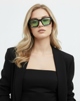 Modèle blond de face avec lunettes vertes