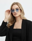 Modèle blonde avec lunettes - pose différente