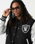 Modèle métissé avec dreads et veste Raiders